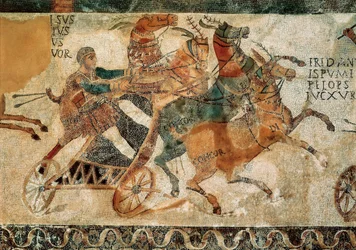 Römische Kunst: Mosaik, das einen Mann auf einem von vier Pferden gezogenen Wagen (Quadriga) während eines Rennens in einem Zirkus darstellt, ca. 4. Jahrhundert