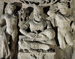 Römische Kunst: Der gallische Gott keltischen Ursprungs Cernunnos (oder Kernunnos) dargestellt zwischen Apollo und Merkur. Aus Reims. 1. Jahrhundert n. Chr. Rom, Museo della Civilta Romana