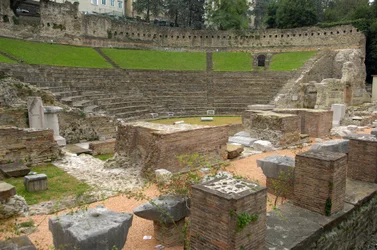 Römische Kunst: Ansicht des römischen Theaters (1. Jh. v. Chr.), Triest Italien