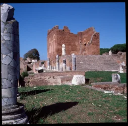 Römische Kunst: Ansicht der Ruinen des Kapitols, archäologische Stätte von Ostia