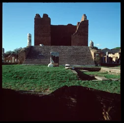 Römische Kunst: Ansicht der Ruinen des Kapitols, archäologische Stätte von Ostia