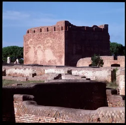 Römische Kunst: Ansicht der Ruinen des Kapitols, archäologische Stätte von Ostia