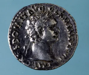 Silbermünze mit dem Abbild des römischen Kaisers Domitian (51 - 96). Sammlung des Medagliere von Mailand