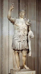 Statue des stehenden römischen Kaisers Trajan (Marcus Ulpius Traianus oder Traiano) (53-117 n. Chr.), Schlachtschiff. Um 108 n. Chr. Sonne 2 m, Paris, Louvre
