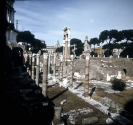 Das Caesar-Forum begann 54 v. Chr. und endete unter Kaiser Augustus (Octavian oder Octavian) (63 v. Chr. - 14). Rom.