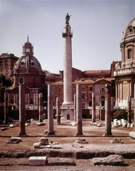 Das Trajansforum und die Trajanssäule (Colonna Traiana) in Rom, erbaut während der Herrschaft von Kaiser Trajan (53-117). Die Trajanssäule erinnert an die siegreichen Feldzüge des Kaisers in Dakien
