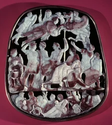 Der große Kamee der Heiligen Kapelle oder Kamee der Apotheose des Augustus: 24 Figuren sind dargestellt, darunter der römische Kaiser Augustus (in der Mitte), Caesar Germanicus, Tiberius, Nero, Caligula und Livia (Livia Drusilla Augusta, 58 v. Chr.). Oben