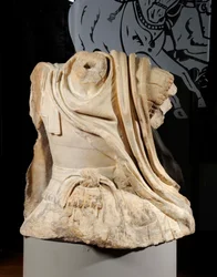 Torso von Lucio Licinio Murena inspiriert vom Reiterstandbild Alexanders der Bronzegruppe von Lysippos, gewidmet Dion, 67 n. Chr. (Marmor)