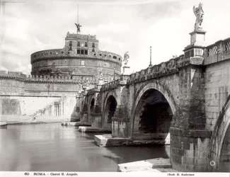 Ansicht der Burg und der Brücke, erbaut 135-39 n. Chr., vom Ufer des Tiber aus gesehen