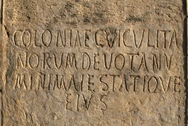 Lateinische Inschrift mit dem Namen der Kolonie Cuicul, Hochimperiale Periode