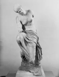 Statue einer sitzenden Muse