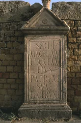 Stele mit einer Inschrift auf dem Sertius-Markt, Hochimperiale Periode