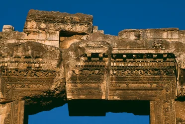 Tempel des Bacchus, Detail des Türsturzes, Hochimperiale Periode 27 v. Chr. - 395 n. Chr. (Foto)