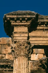 Tempel des Bacchus, Detail des Gebälks, Hochimperiale Periode 27 v. Chr. - 395 n. Chr. (Foto)