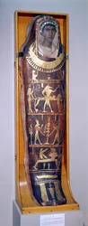 Bemalter und vergoldeter Mumienkasten von Artemidorus mit Enkaustikporträt im hellenistischen Stil, aus Hawara