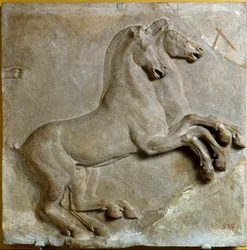 Biga (zweirädriger römischer Wagen, gezogen von zwei Pferden) (Relief)