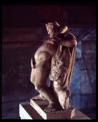 Betrunkener Herkules. Skulptur aus dem Haus der Hirsche