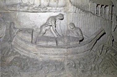 Ein Boot lädt Vorräte auf der Donau während des Ersten Dakerkrieges