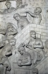 Römische Kunst: Bau eines Forts im römischen Lager. Abguss von 1862, der die Reliefs der Trajanssäule in Rom reproduziert