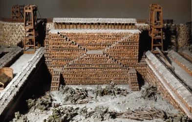 Römische Antike: Modell, das die Belagerung von Avaricum (heutiges Bourges) durch die römischen Legionen von Julius Caesar gegen die Armee von Vercingetorix während des Gallischen Krieges darstellt. 52 v. Chr. Ein Baumstamm-Ager vor der Mauer von Avaricum.