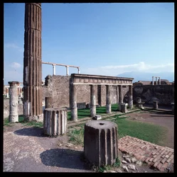 Römische Kunst: Blick auf den Tempel des Apollo auf der archäologischen Stätte von Pompeji (4. Jahrhundert v. Chr. - 2. Jahrhundert v. Chr.), Italien