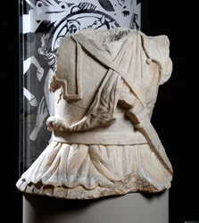 Skulptierter Torso eines Kavalleristen