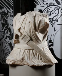 Skulptierter Torso eines Kavalleristen (Marmor)