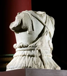 Skulptierter Torso eines Kavalleristen (Marmor)