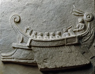 Trireme mit bewaffneten Soldaten (Flachrelief)