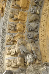 Detail des geschnitzten Gewölbes der Fassade der Kathedrale Saint Marie, Oloron Sainte Marie (Atlantische Pyrenäen)