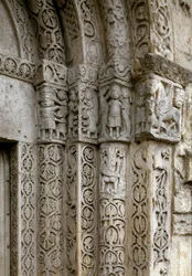 Detail der Fassade rechts vom Tor der Basilika, frühes 12. Jahrhundert (Fotografie)