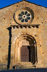 Fassade der Kirche Santa Maria de Covet, Isona, Spanien