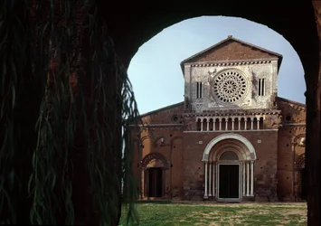 Fassade der Kirche San Pietro, erbaut um 1250 und restauriert 1870, Tuscania, Italien