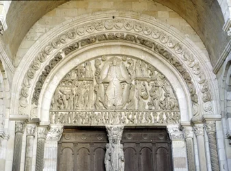 Jüngstes Gericht, skulptiertes Tympanon der Kathedrale Saint-Lazare d