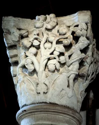 Paradies: ein Feigenbaum und ein Apfelbaum, Kapitell des Chors (Skulptur)