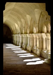 Romanische Architektur: Galerie des Kreuzgangs der Zisterzienserabtei von Fontenay, Burgund