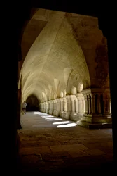 Romanische Architektur: Galerie des Kreuzgangs der Zisterzienserabtei von Fontenay, Burgund