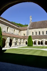 Romanische Architektur: Ansicht des Kreuzgangs und der Gebäude der Zisterzienserabtei von Fontenay, Burgund