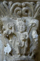 Romanische Kunst: Detail eines Kapitells der Kirche Saint Blaise, Lacommande (Atlantische Pyrenäen)