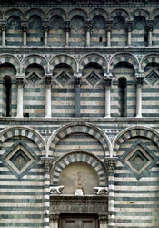 Romanische Kunst: Detail der polychromen Fassade
