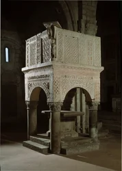 Romanische Kunst: Kanzel der Kirche, dekoriert mit Marmor und Reliefs, Kirche Santa Maria Maggiore (Tuscania, Italien)