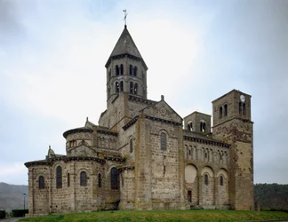 Romanische Kunst: Ansicht der Kirche von Saint-Nectaire (12. Jahrhundert)