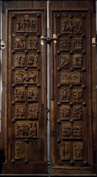 Romanische Kunst: Holztür aus der Mitte des 12. Jahrhunderts der Kirche St. Maria im Kapitol in Köln, Deutschland