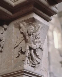 Südportal: ein Engel bringt die frohe Botschaft (Engel mit einem Olifanten) (Skulptur)