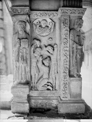 Die Steinigung des Hl. Stephanus, von einer Säule im Kreuzgang