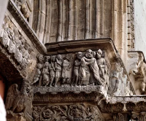 Der Kuss des Judas, Fries des Portals