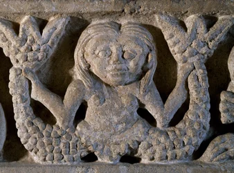 Zweischwänzige Meerjungfrau, Detail eines romanischen Frieses, Italien