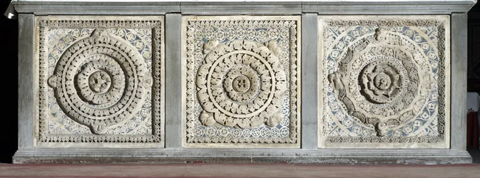Ansicht des Altars aus Marmorplatten