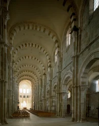 Ansicht des Mittelschiffs der Basilika Santa Maria Magdalena