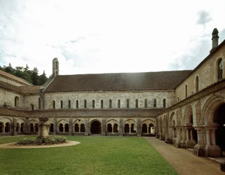 Ansicht des Kreuzgangs der im 12. Jahrhundert gegründeten Zisterzienserabtei